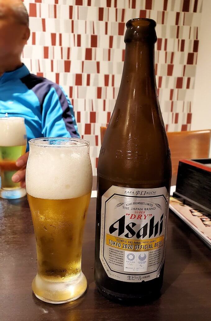 晩飯は台湾料理屋でビールを飲む
