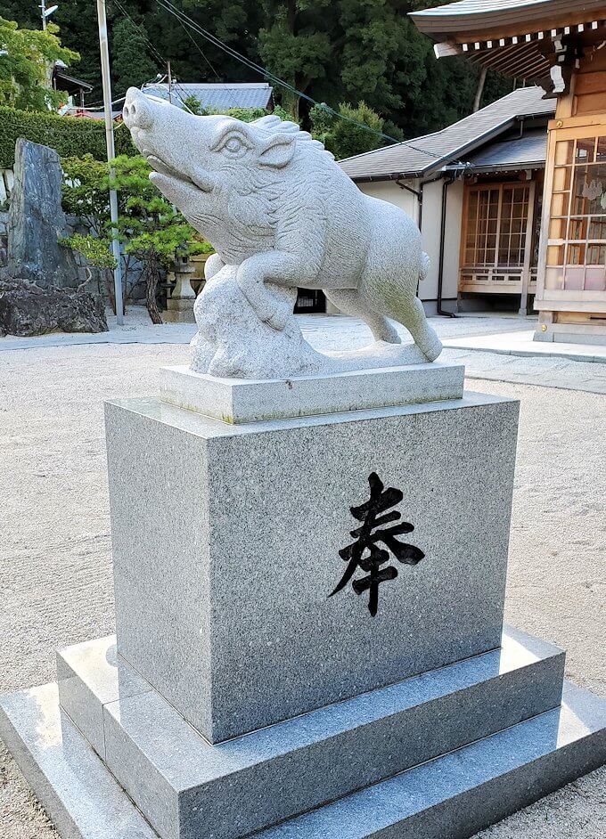 足立山の神社には猪の狛犬がある
