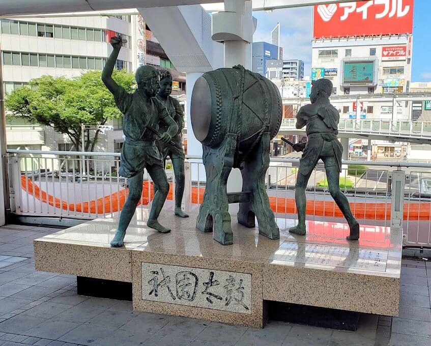 JR小倉駅南口にある祇園太鼓の像