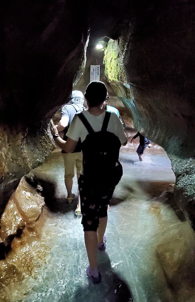 千仏鍾乳洞内で最奥の900m地点に到達した後は、来た道を戻ります-2