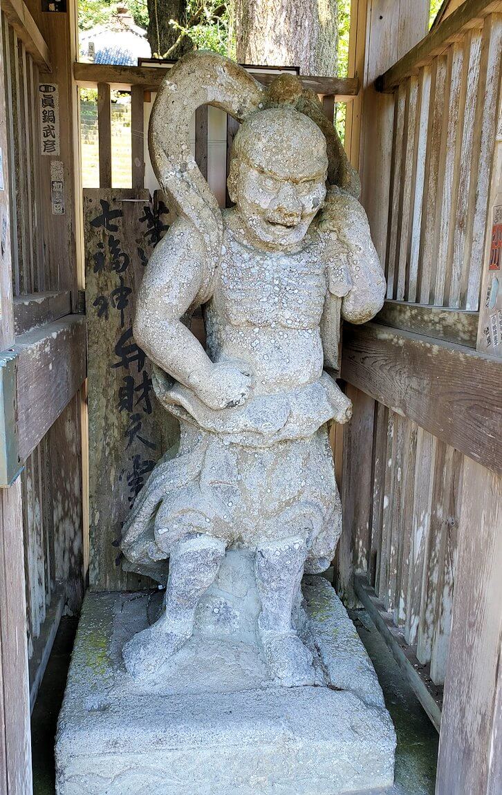 富貴寺入口の門に飾られる仁王像