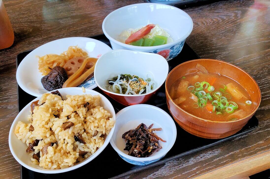 富貴寺向かいにある定食屋「ふきの里」で注文した、椎茸飯定食