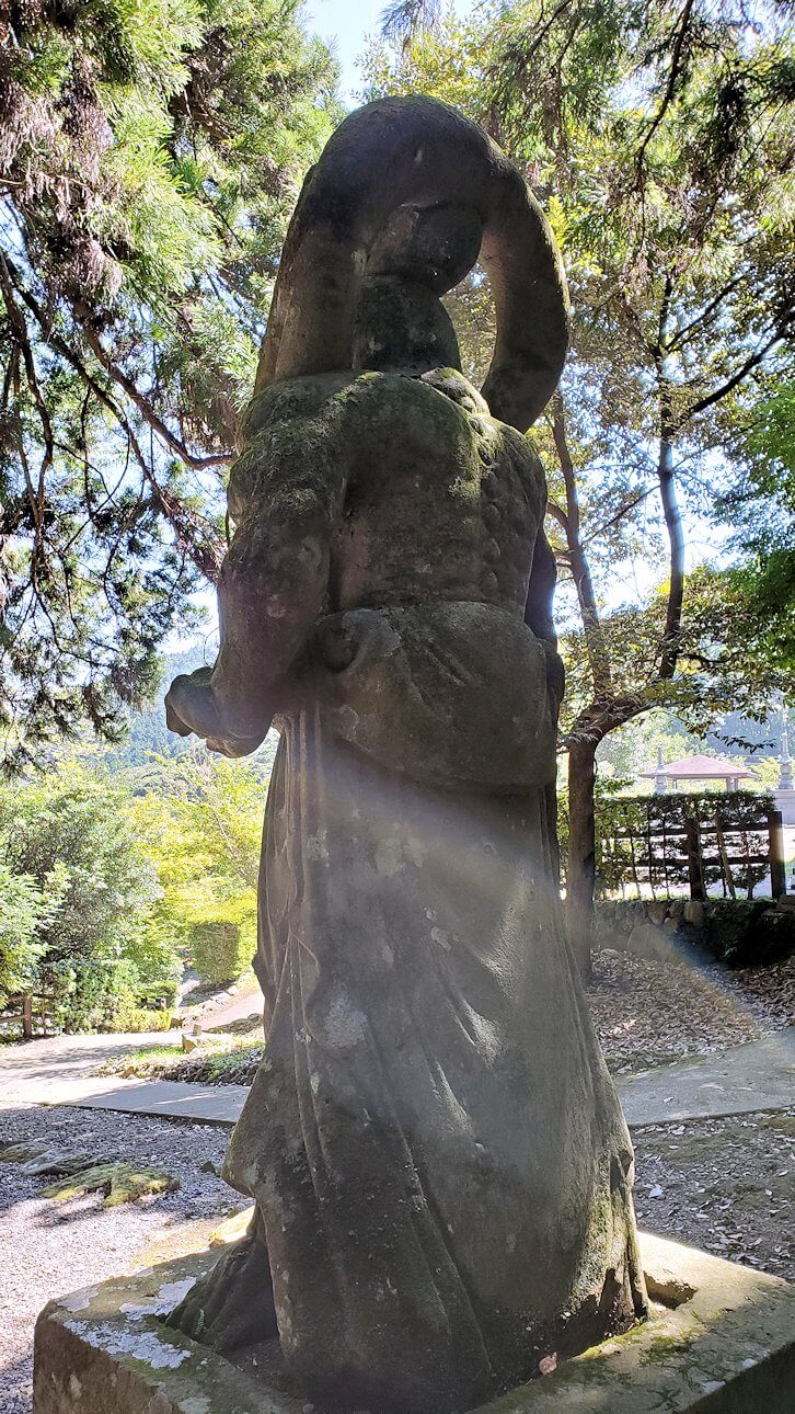 両子寺の石段脇にある金剛力士像-1-5