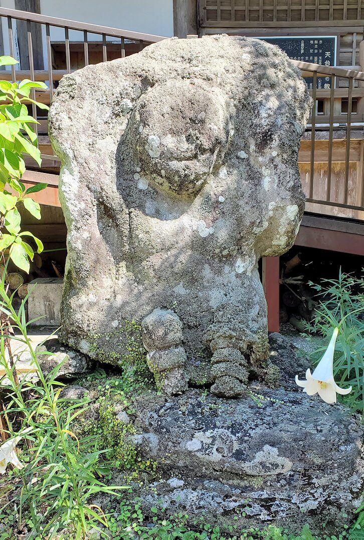 両子寺の境内に飾られている像-2