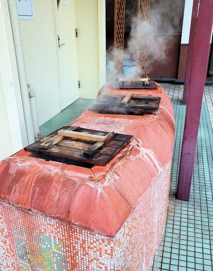 別府の鉄輪温泉街で熱い蒸気で食べ物を蒸す窯