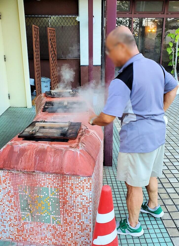 別府の鉄輪温泉街で熱い蒸気で食べ物を蒸す窯-1