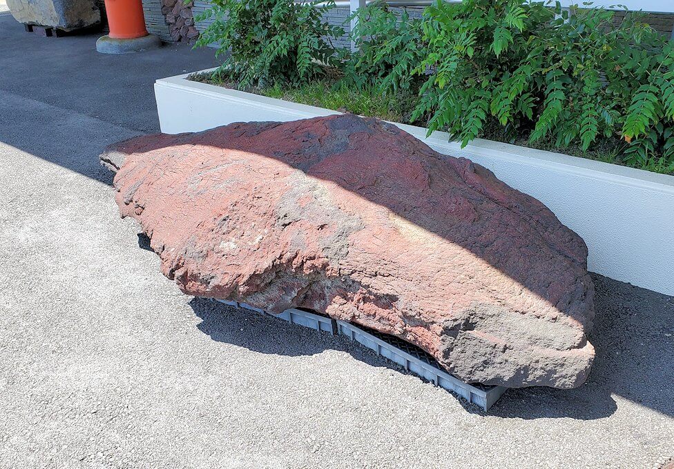 草千里ヶ浜の火山博物館前に置かれていた火山弾-1