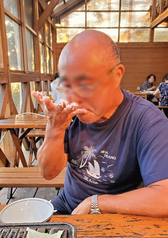 阿蘇鶴温泉ロッジ村で夕食にバーベキュー時にご飯粒だらけの手を舐めるオジサンの姿-3