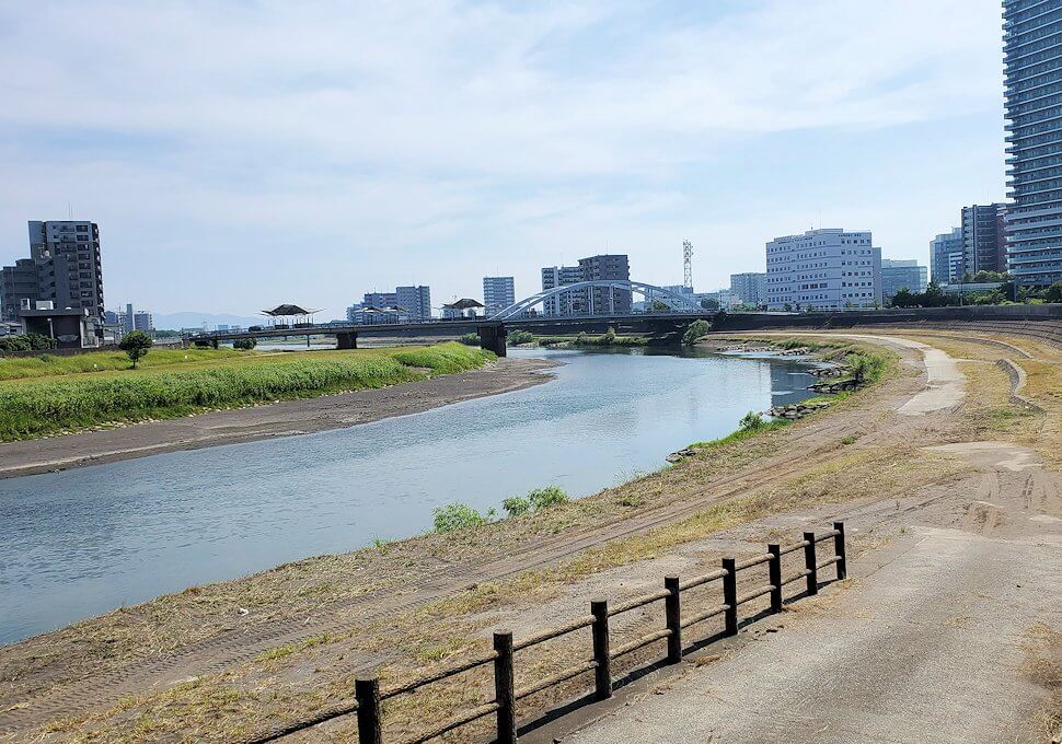 熊本駅前を流れる白川-2