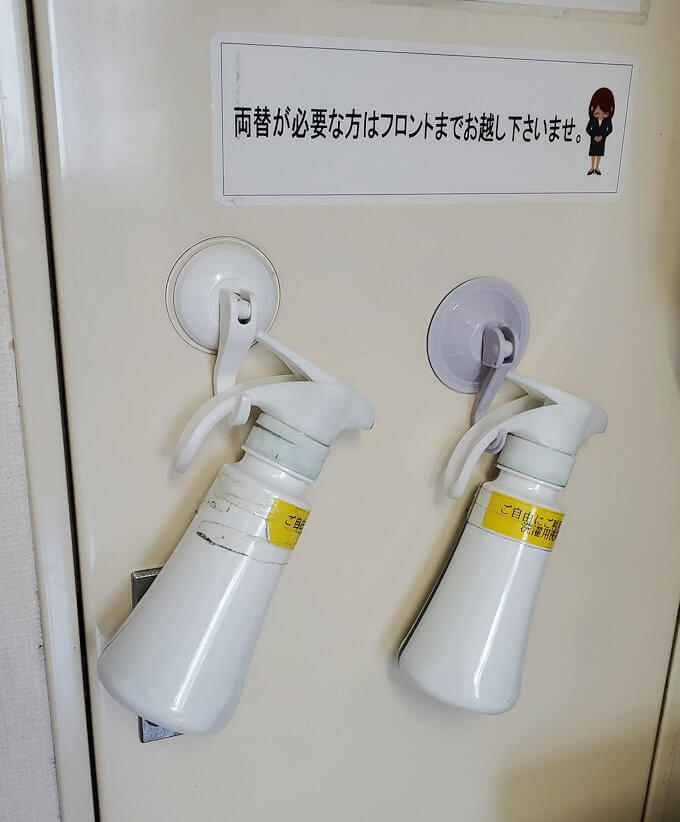 熊本市内の繁華街である銀座通り沿いのる「エクストールイン」ホテルのランドリー部屋にある洗濯機に使う無料の洗剤