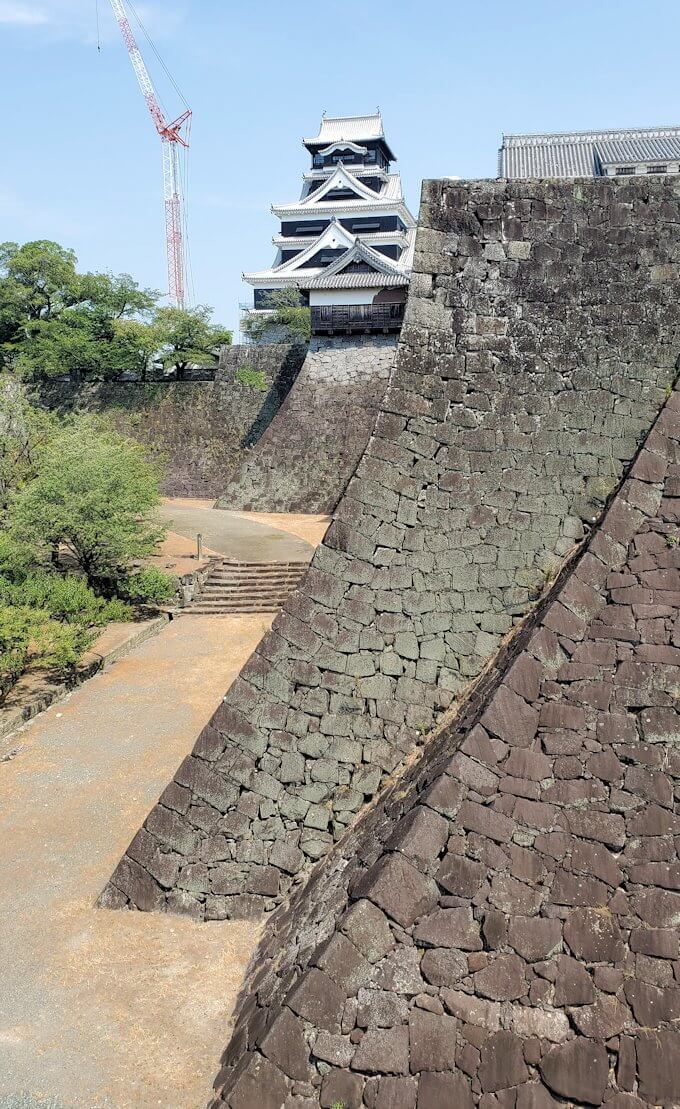 熊本城天守閣と石垣を見比べる
