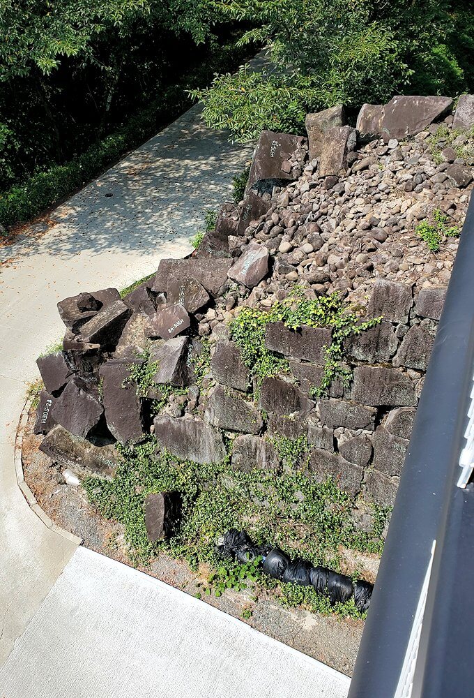 熊本城で無残に崩壊した石垣を見下ろす