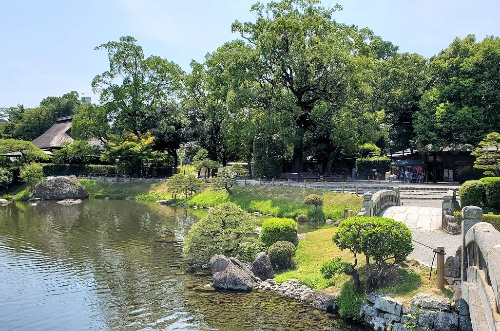 水前寺成趣園内の石橋から庭園を眺める-1
