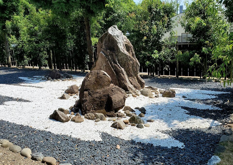 水前寺成趣園にある石を置いた庭園-1