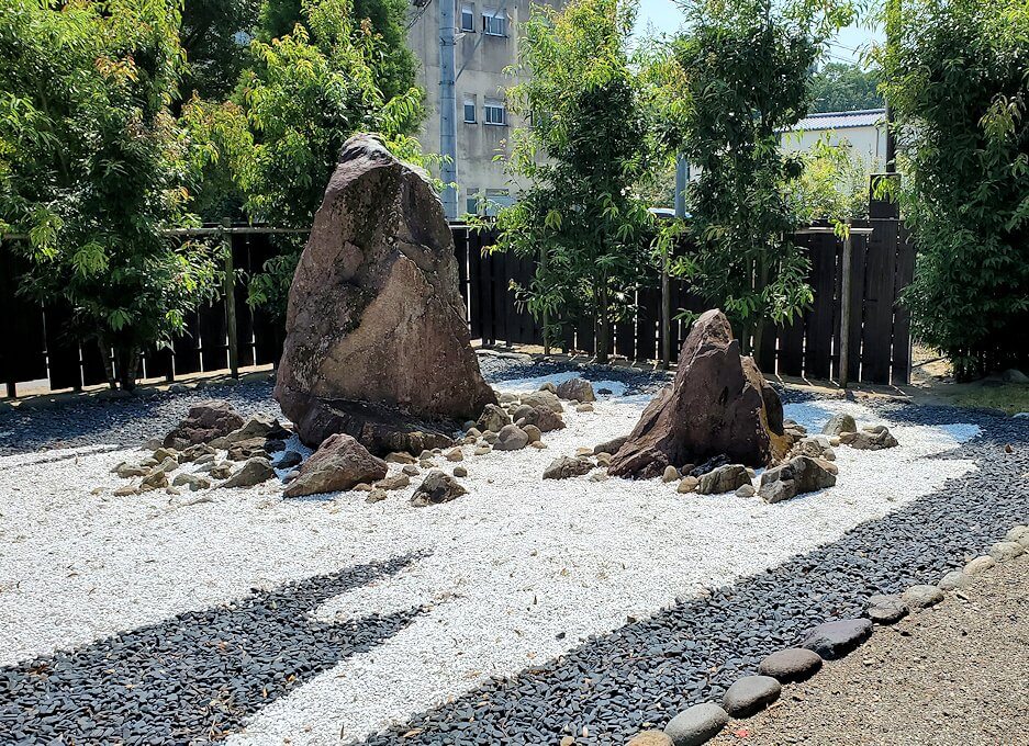 水前寺成趣園にある石を置いた庭園-3