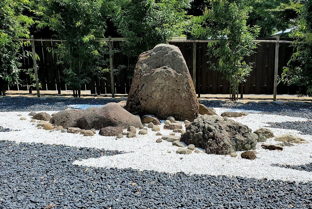 水前寺成趣園にある石を置いた庭園の景色