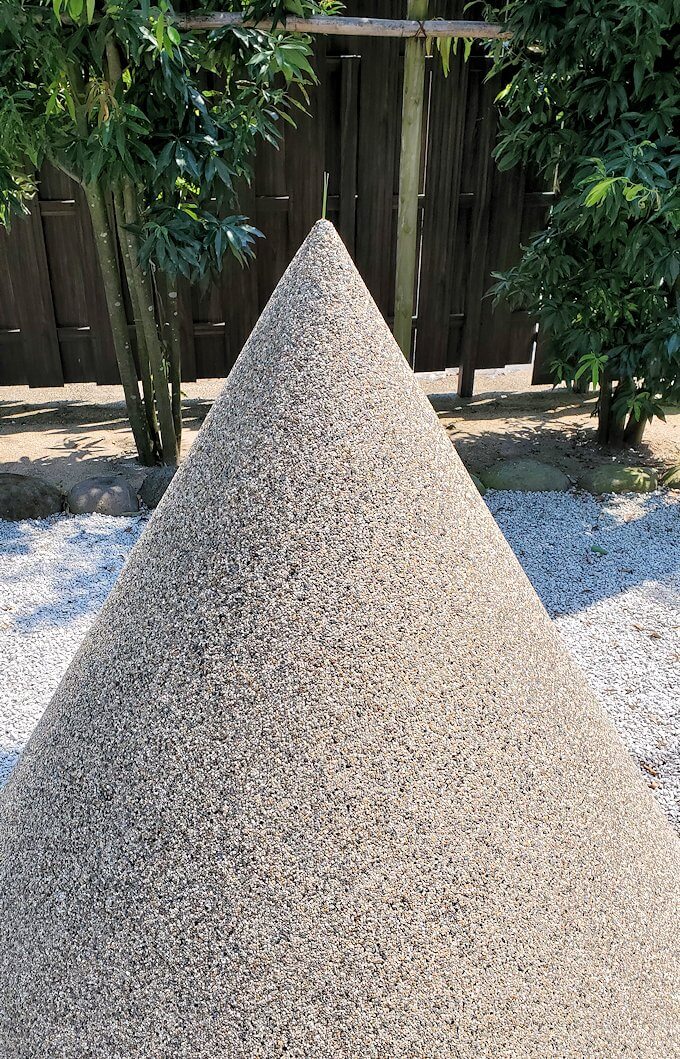 水前寺成趣園にある三角錐の砂-1