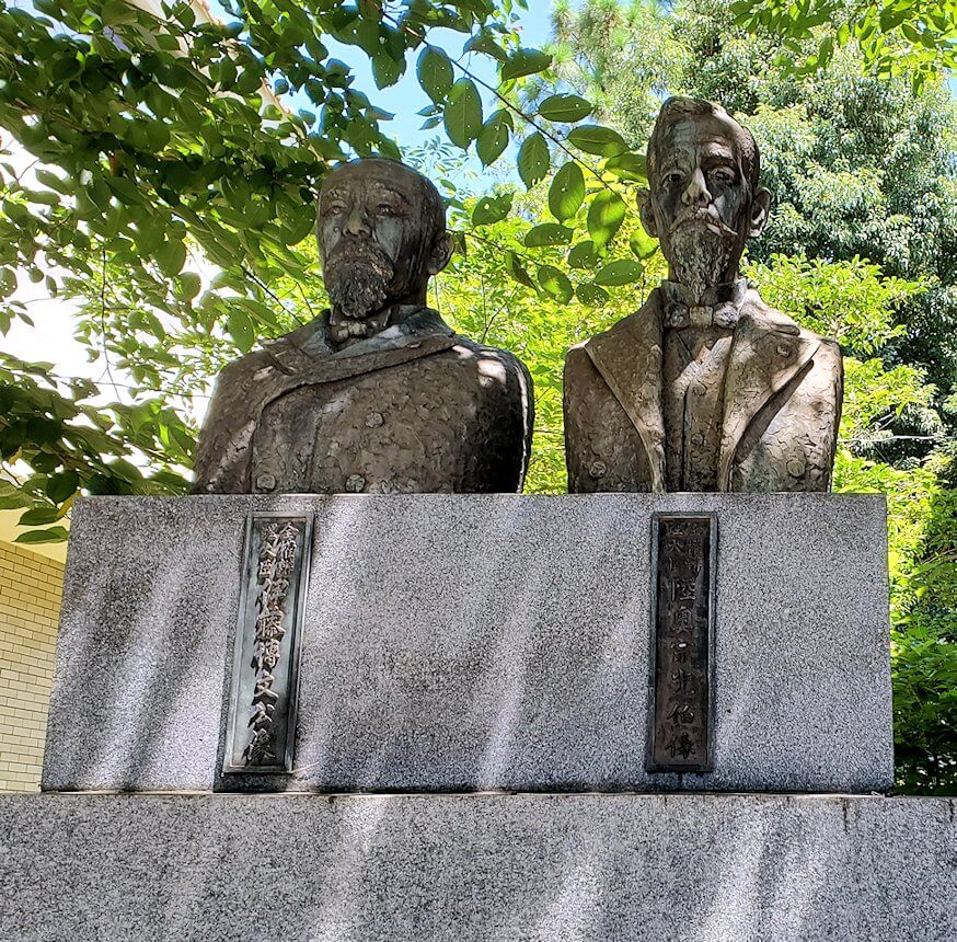 下関にある日清講和条約記念館脇に立つ銅像