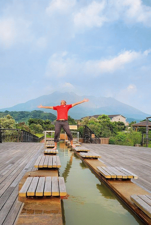 桜島溶岩なぎさ公園の足湯で遊ぶ男