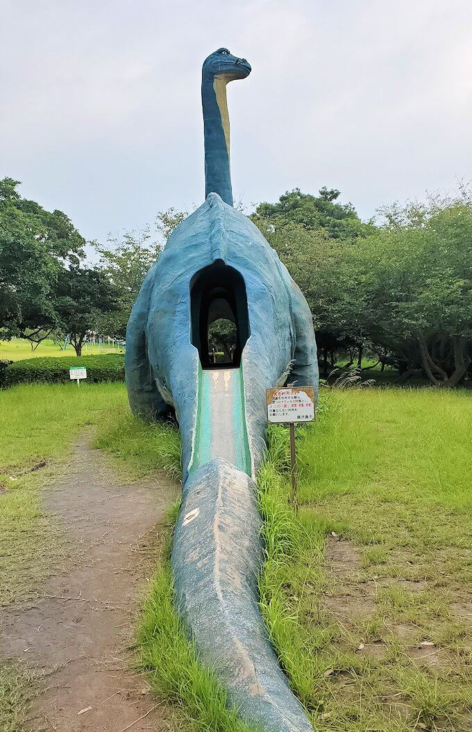 桜島自然恐竜公園にある恐竜のデカイ滑り台-1