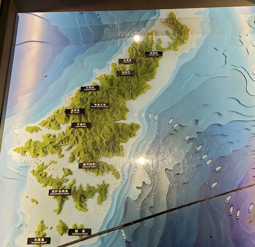黎明館の入口床下にある、鹿児島の南西諸島の地図2
