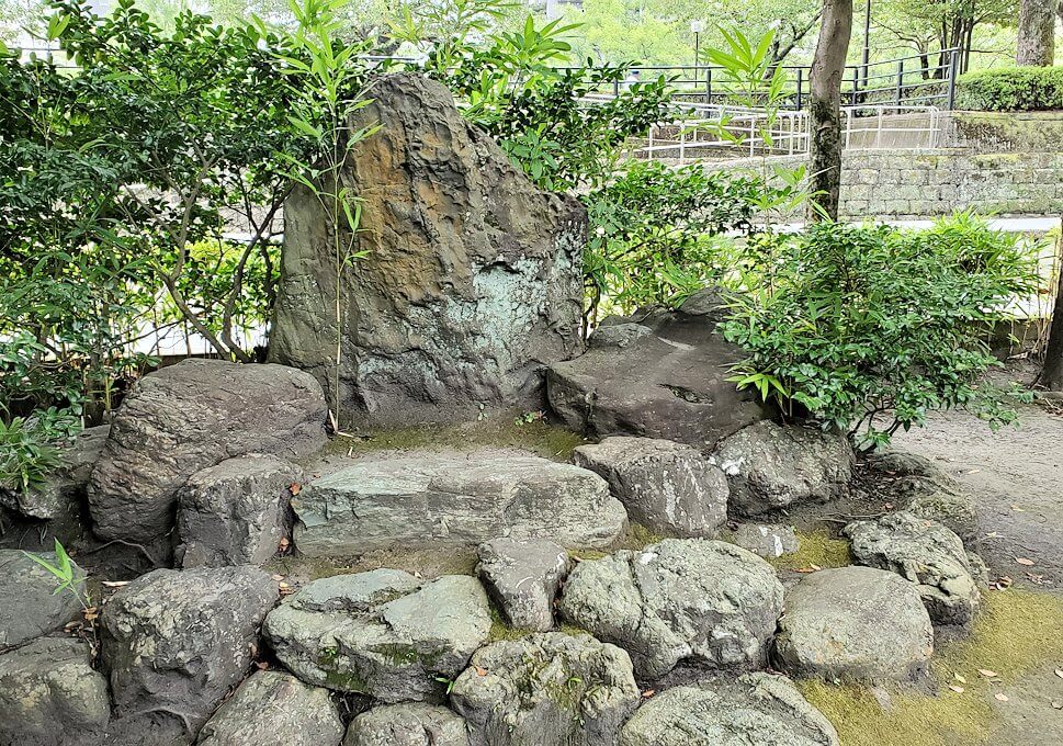 鹿児島市内「維新ふるさとの道」にある、西郷隆盛生誕の地の岩