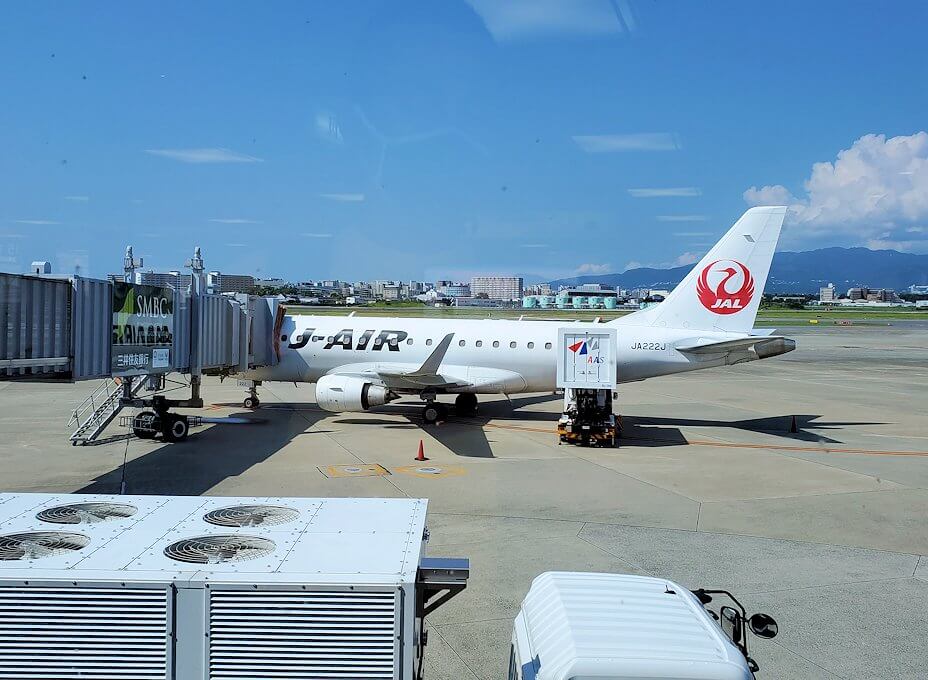 伊丹空港ターミナル内の搭乗口から眺める飛行機