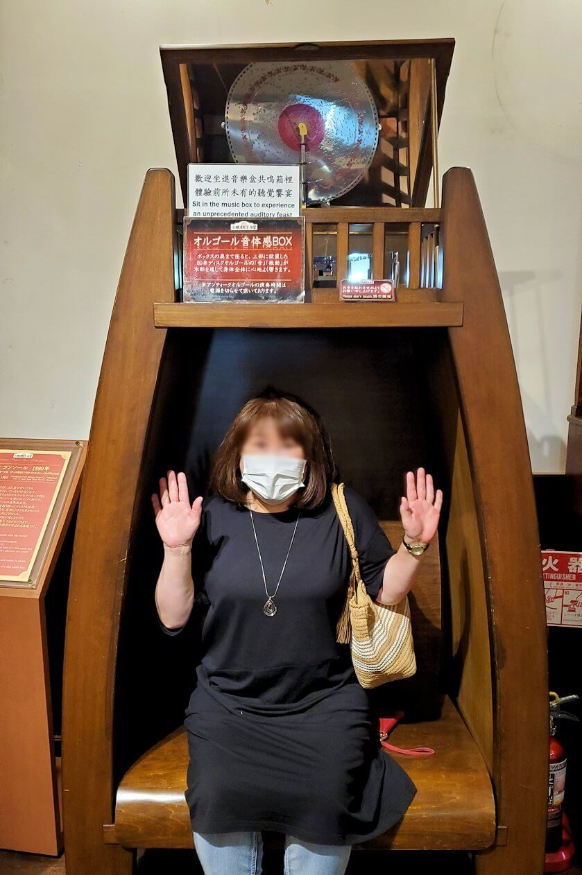 「小樽オルゴール堂:2号館」に展示されている、ボックス型のオルゴールを体験