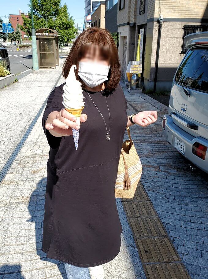 小樽で山中牧場アイスクリームを手にする女