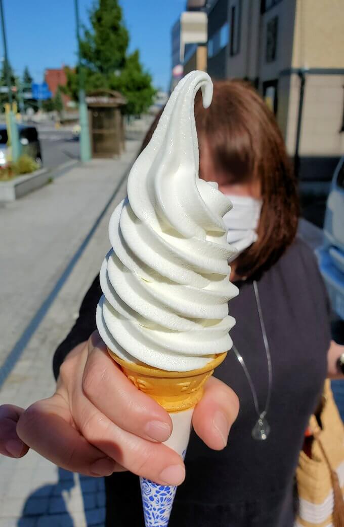 小樽で山中牧場アイスクリームを手にする女1
