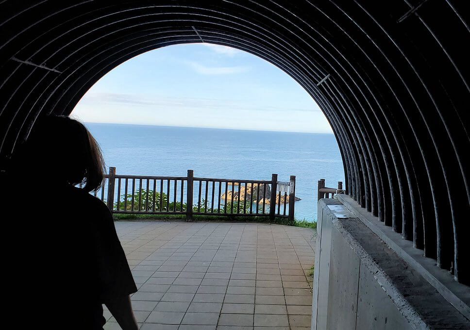 積丹半島の北端にある「島武意海岸」駐車場から海岸展望台へと向かうトンネルを進む2