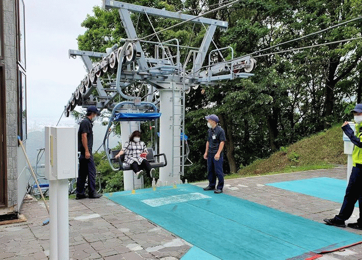 大倉山ジャンプ競技場のリフトで頂上に到着