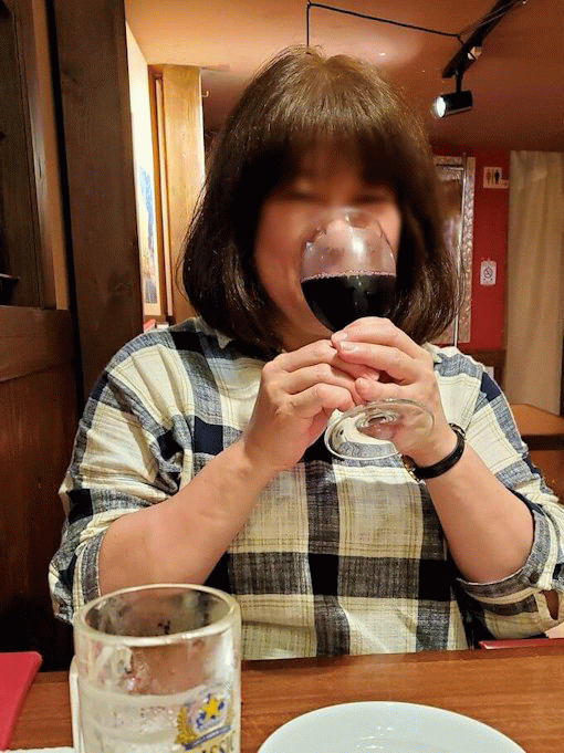 「ビストロます家 札幌店」でワインを飲むメグちゃん