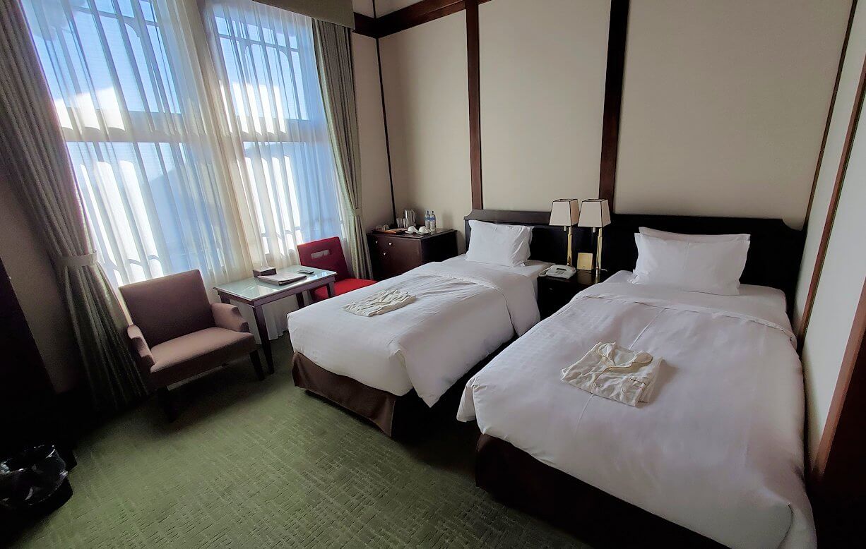 奈良ホテル本館の部屋の内装とベッド