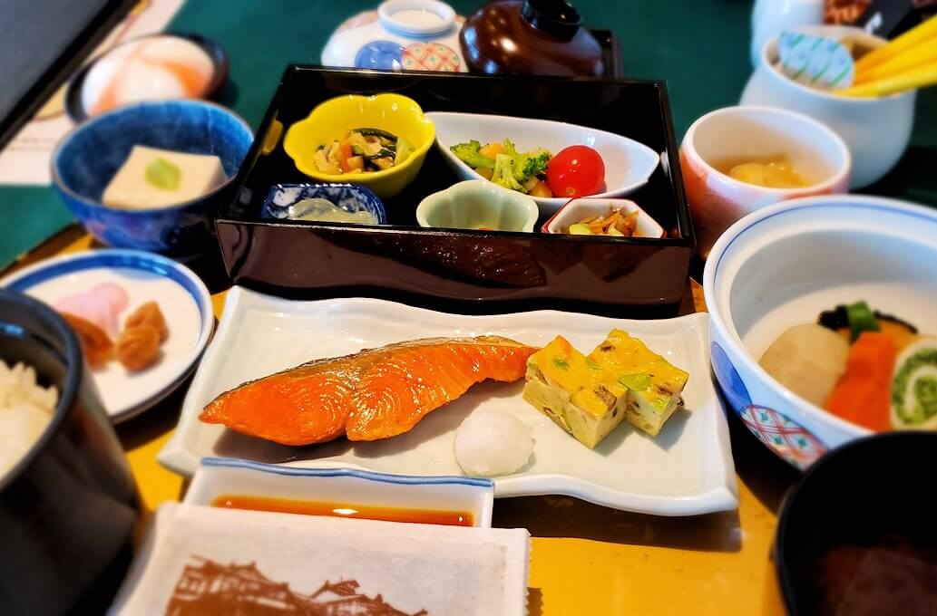 奈良ホテルメインダイニングルーム「三笠」で運ばれてきた和定食