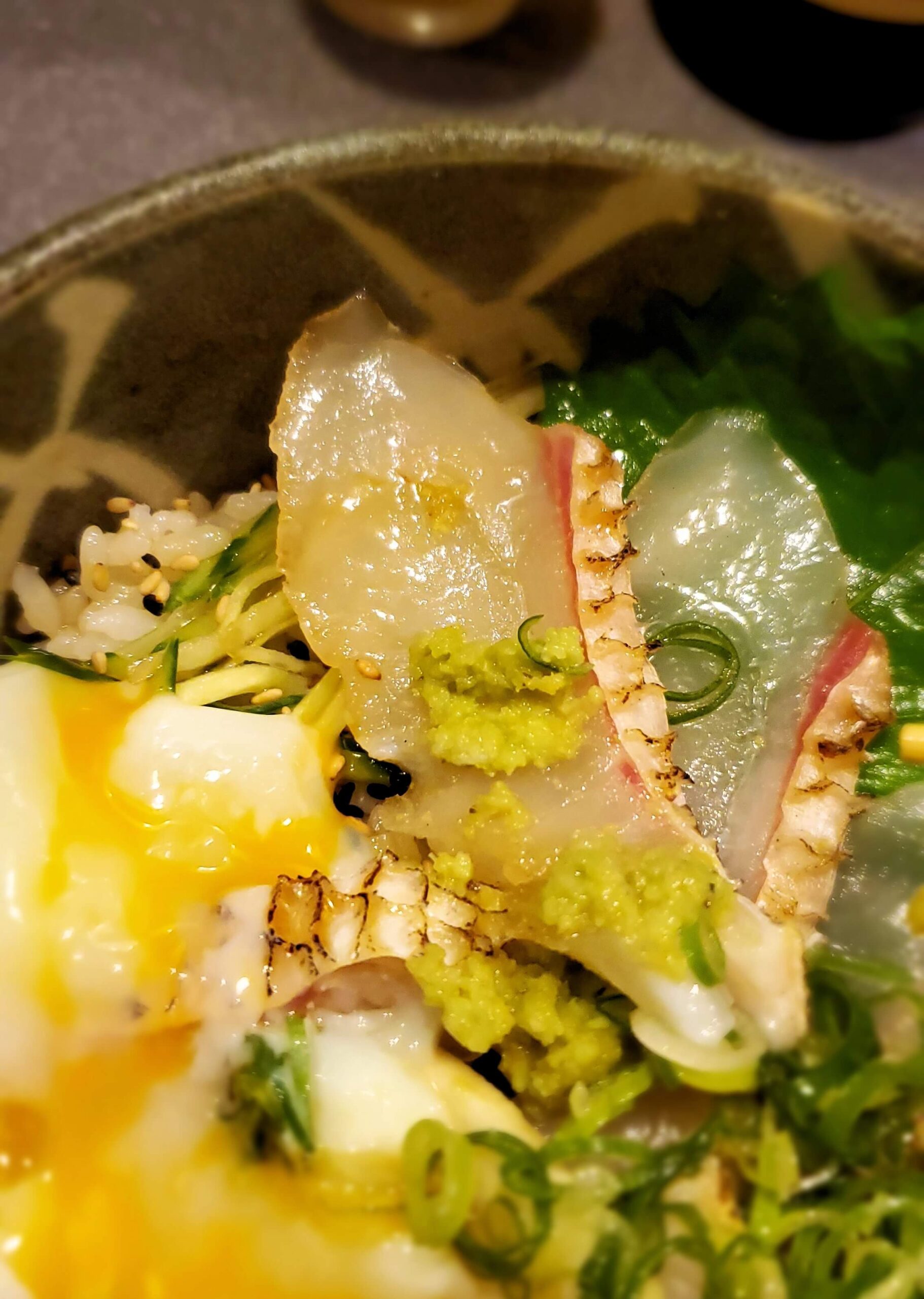 松山城ロープウェイ乗り場近くにあった、寿司屋「彩」で注文した炙り鯛丼の刺身