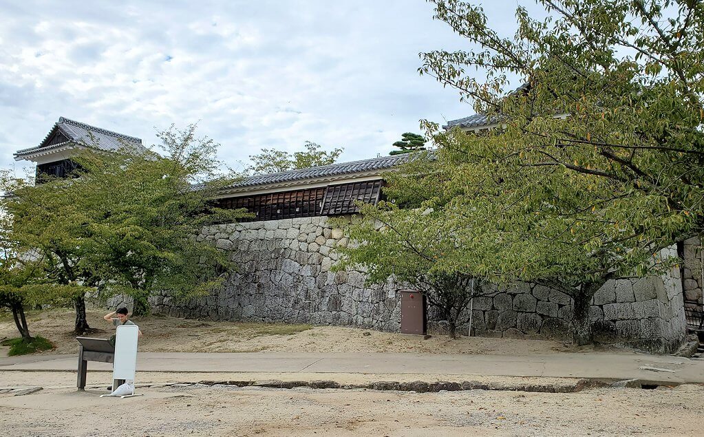 松山城隠門の裏側から見た、本丸