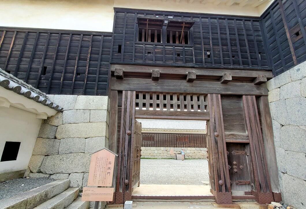 松山城本壇の「筋鉄門」が立ちはだかる