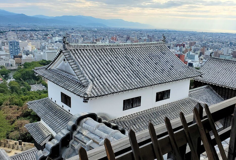 松山城の天守閣フロアから見える松山市
