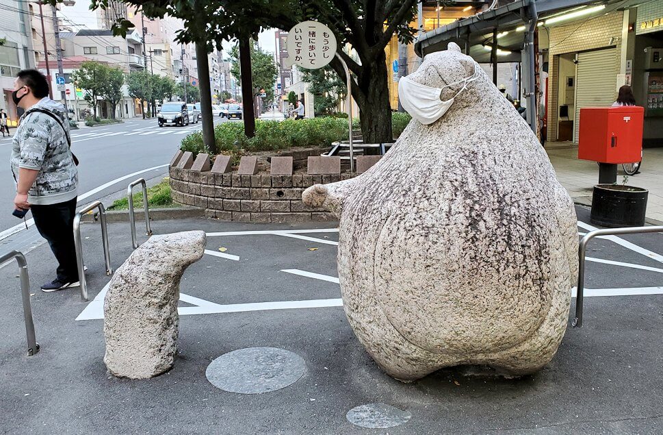 松山市内の大街道アーケード通り脇の像