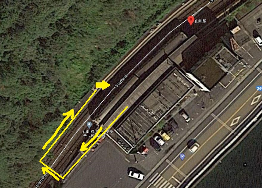 山川駅の上空写真(グーグルマップ)　反対側ホームへの移動