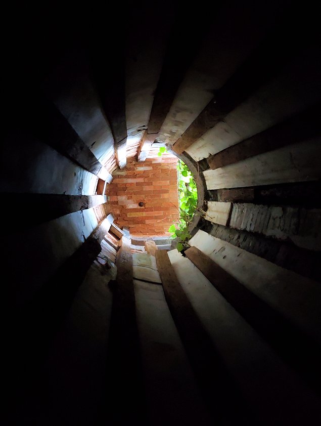 猿島の弾薬庫の縦穴を下から撮影した写真で、とてもインスタ映え的に綺麗！