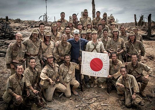 日本軍兵士役キャストと記念撮影をするメル・ギブソン