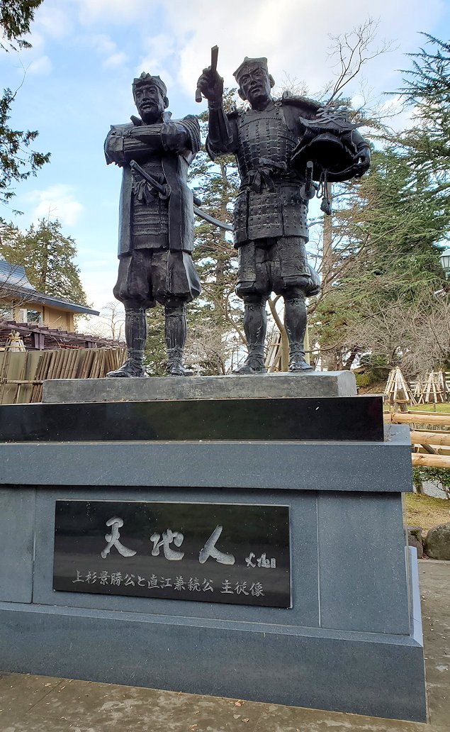 上杉景勝と直江兼続が立ち並ぶ銅像
