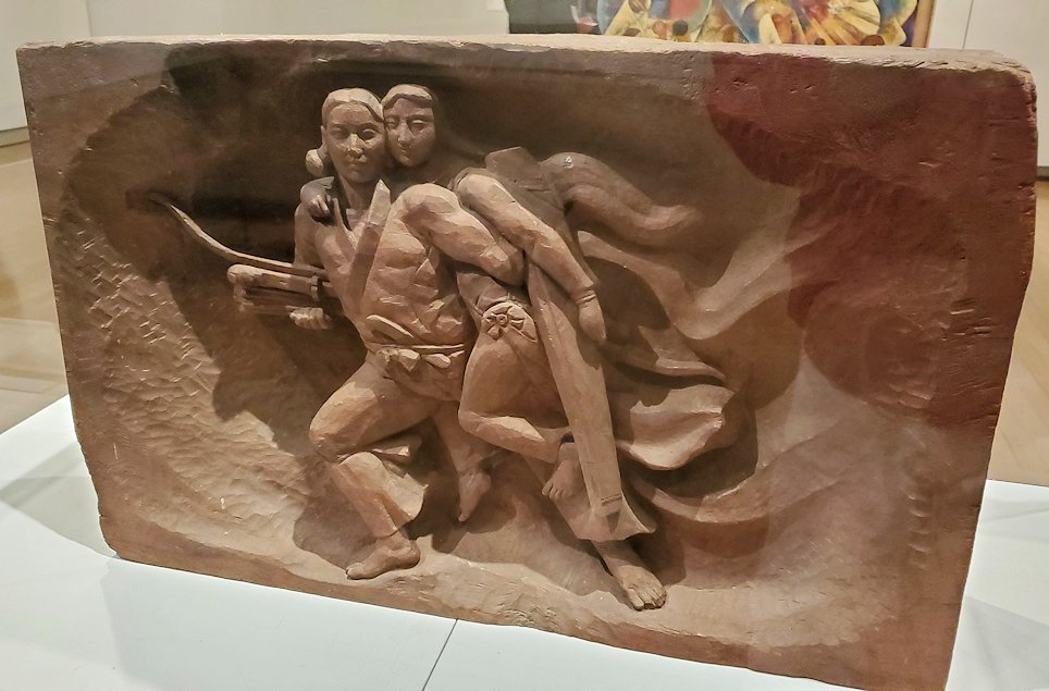 彫刻作品：タイトル『大国主命とすせり姫』　作者「保田 龍門」- 和歌山県立近代美術館で展示