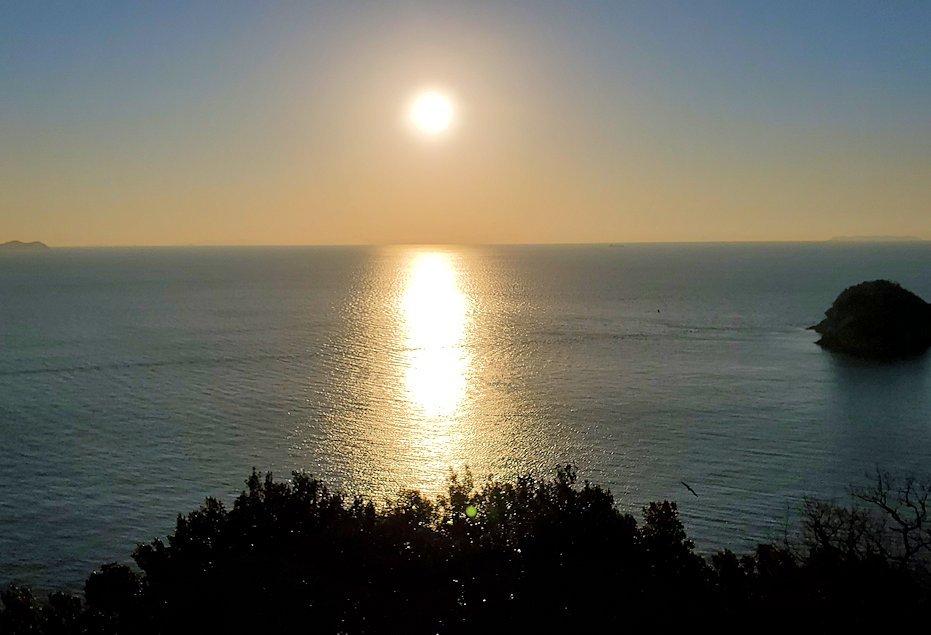 雑賀崎灯台から眺めた夕陽の景色