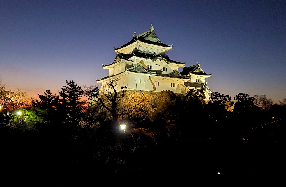 夕暮れの黄昏時を迎えた和歌山城天守閣の景色