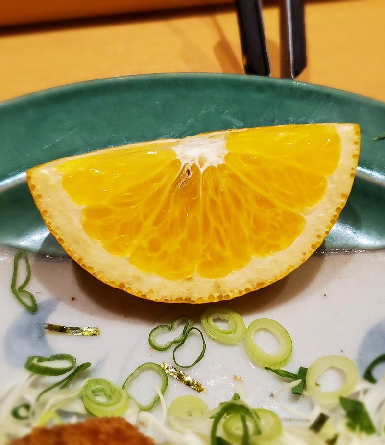 とんかつよし平の「生搾り ねぎおろしロースかつ膳」で搾る柑橘類