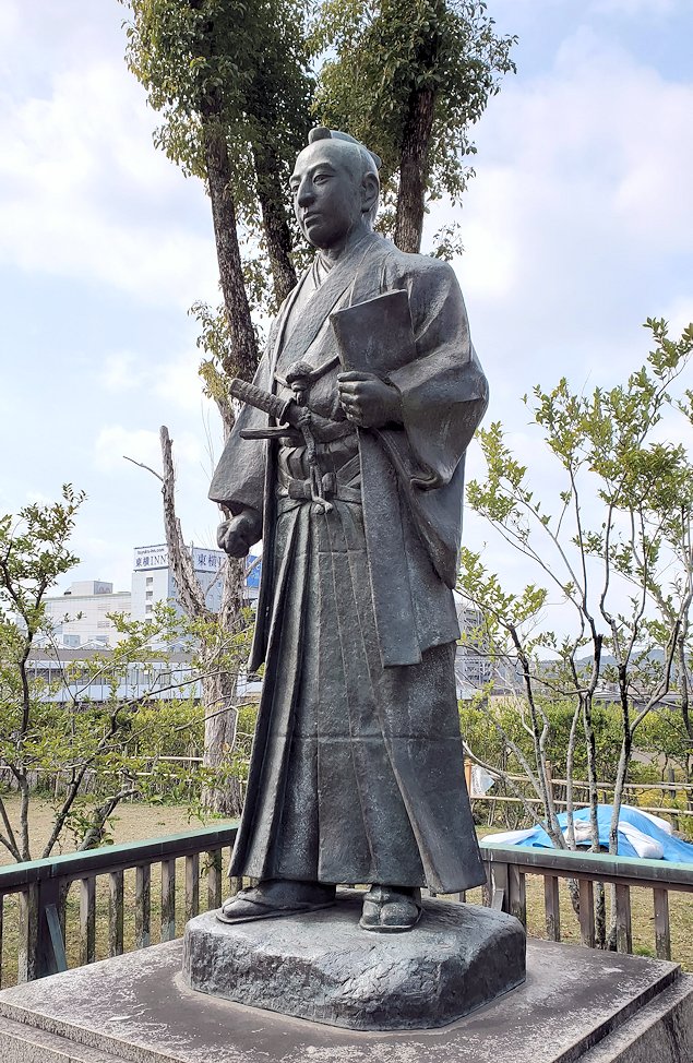 福山城跡に置かれている、「阿部正弘」の銅像