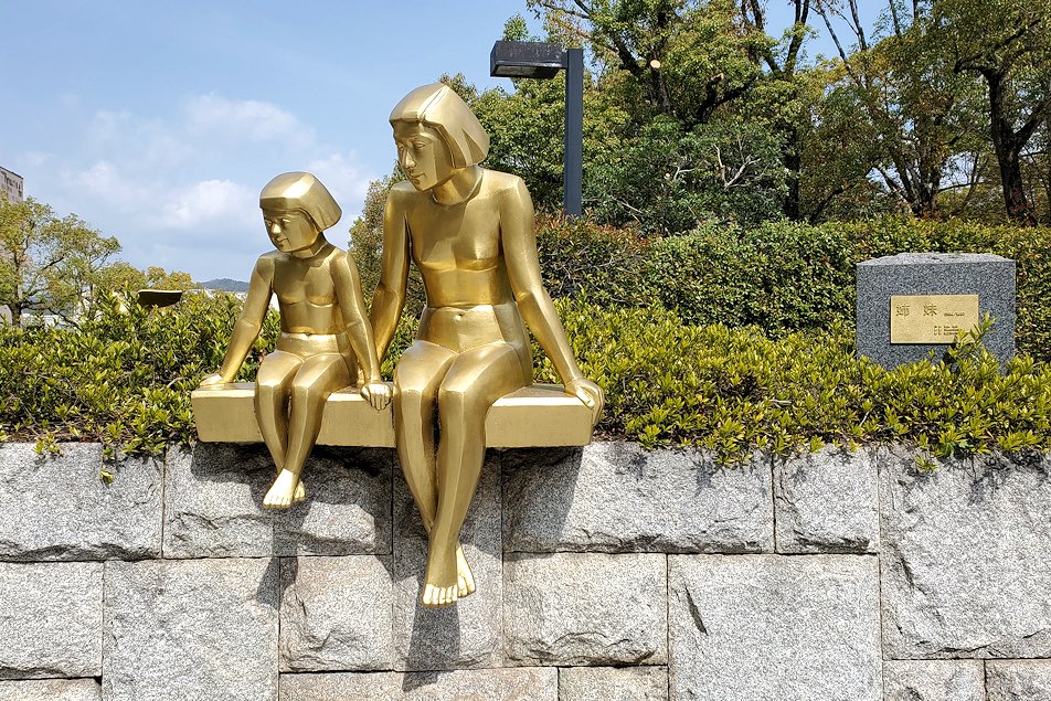 「広島県立歴史博物館」近くの像